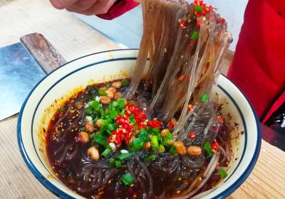 成都特色小吃酸辣粉技術(shù)培訓(xùn)，價(jià)廉物美創(chuàng)業(yè)無(wú)憂(yōu)